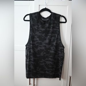 Lululemon men’s sleeveless athletic shirt in silverescent black camo.